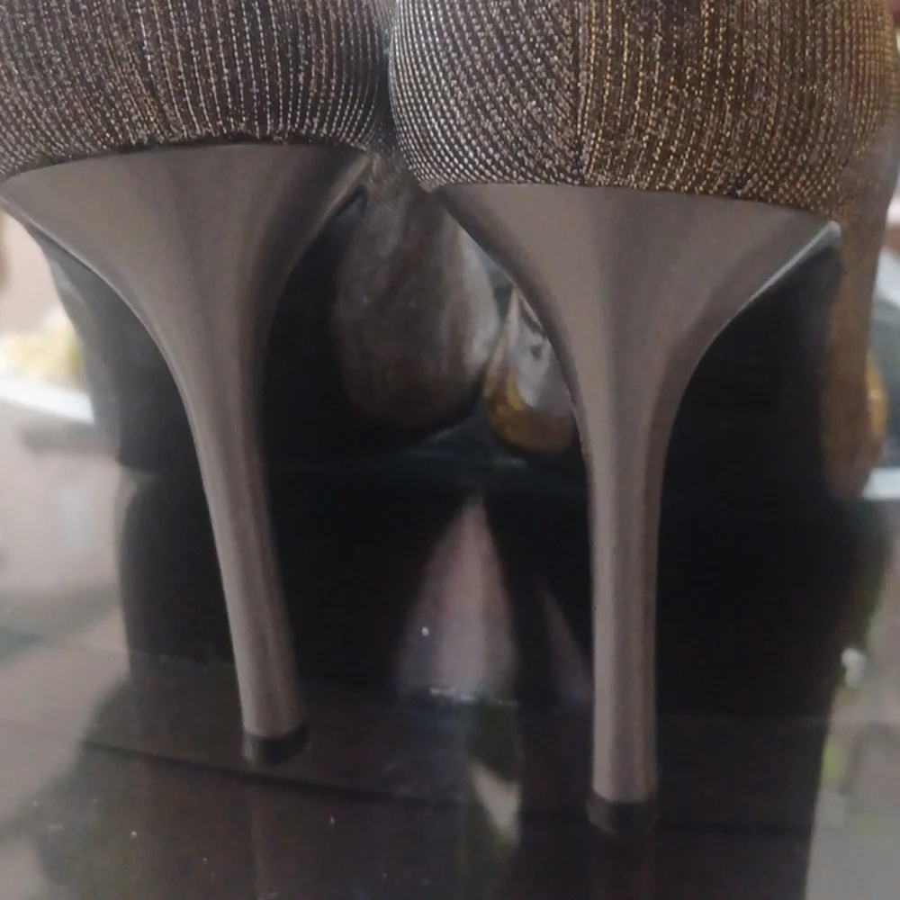 8.5 GUESS HEELS GOLD GLITTERY COLOR
